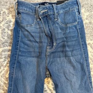 BRAND NEW WITH TAGS!!!! Hollister jeans with no rips size 1 length regular